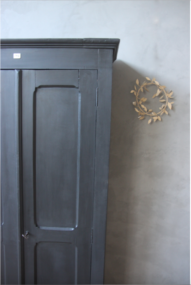 Armoire noire petite belette